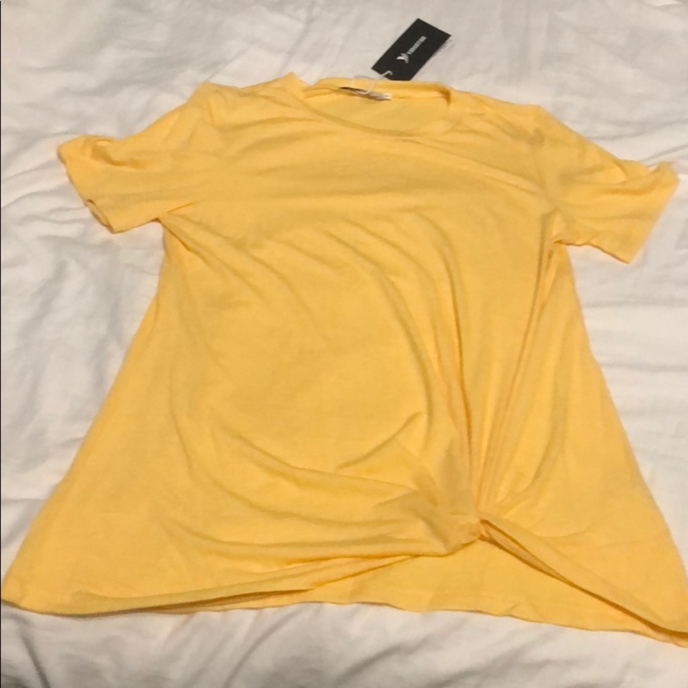 ❤️5 for $20❤️ Yellow Tee with Side Knot